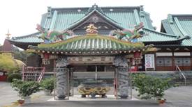 香久山妙法寺、旧暦正月の7.8.9日は毘沙門天大祭で日本最大だるま市